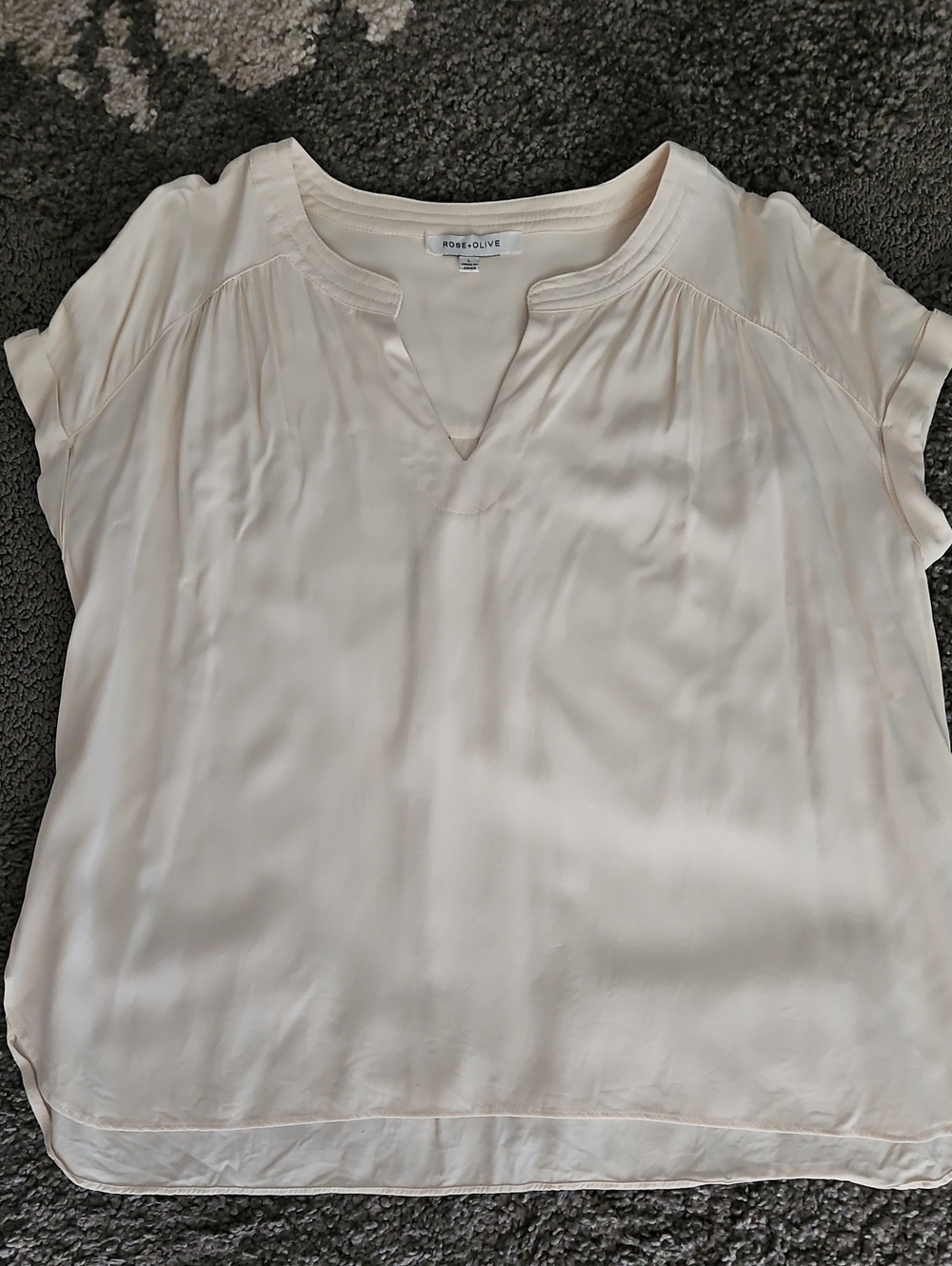 ROSE +OLIVE CREAM V NECK CUFFED SLEEVE BLOUSE SZ L